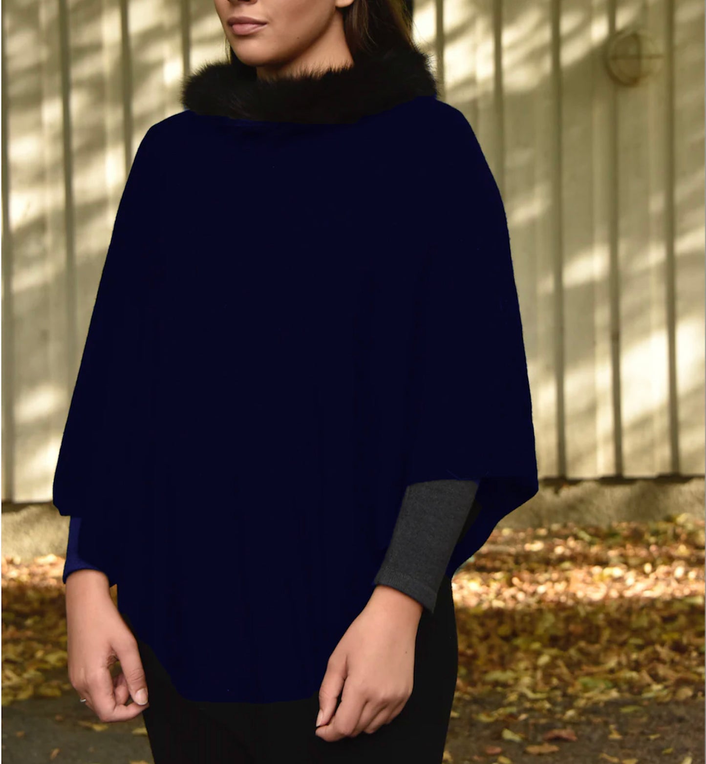 Cashmere poncho with fur collar navy
