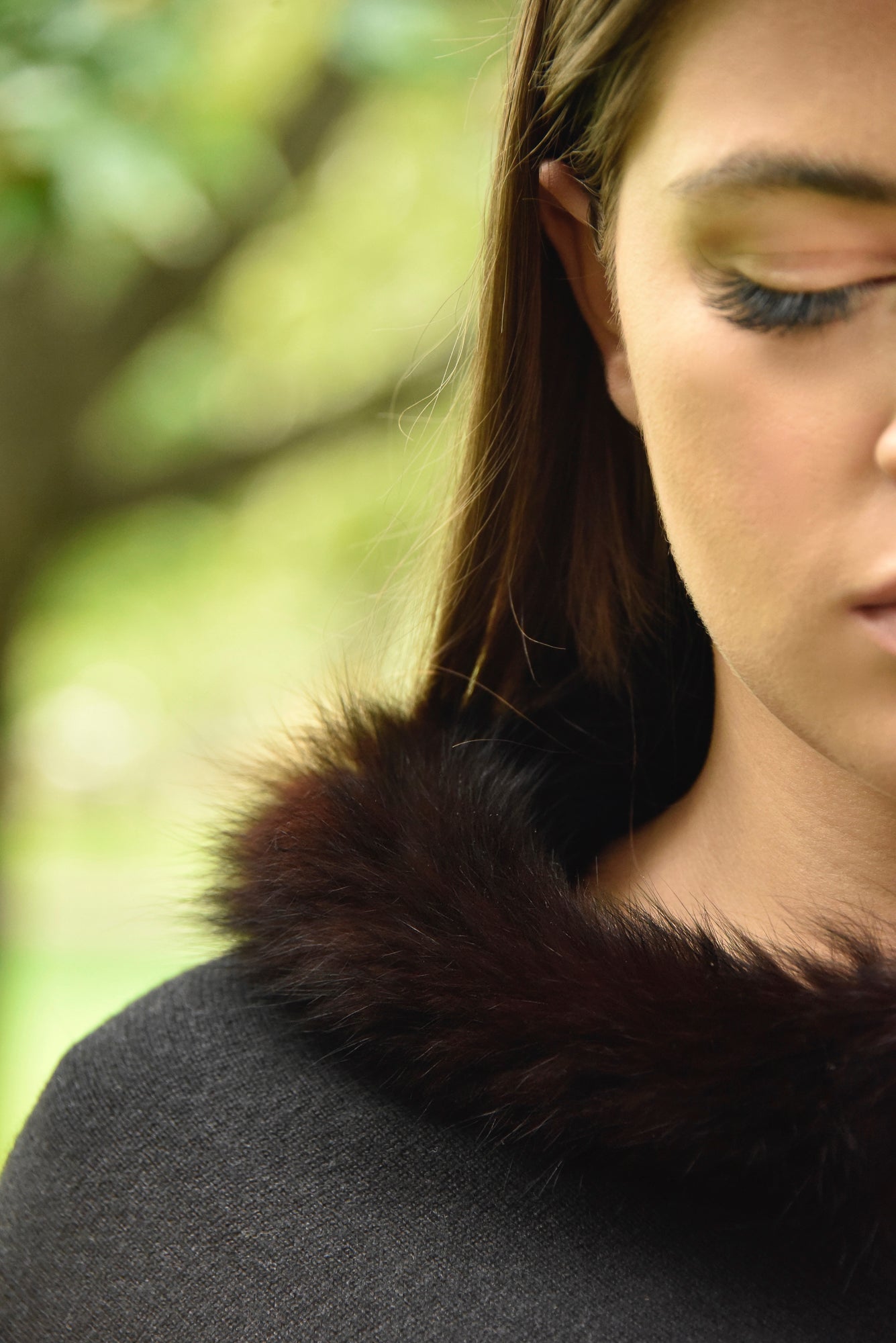 Cashmere poncho with fur collar.black