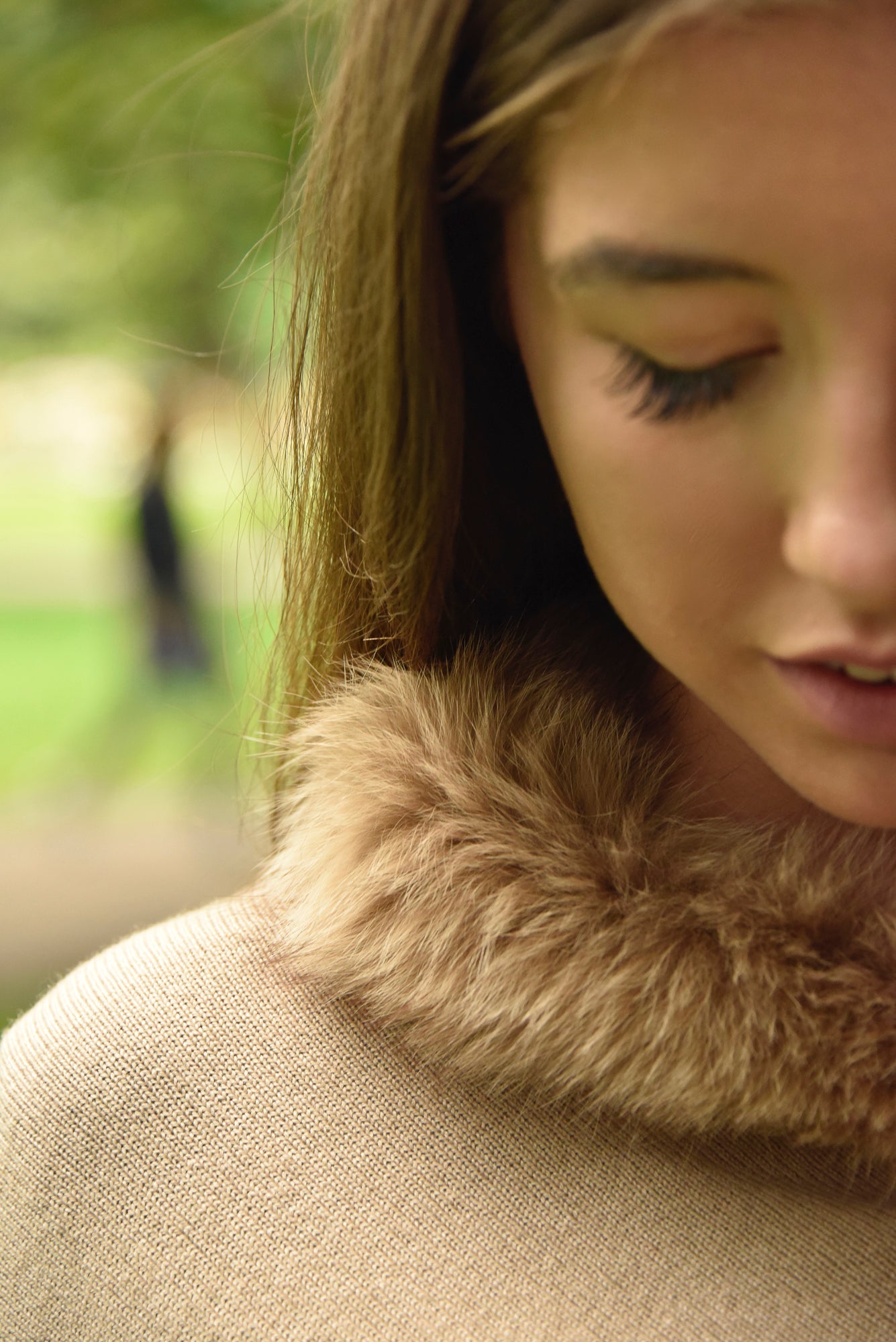 Cashmere poncho with fur collar.camel