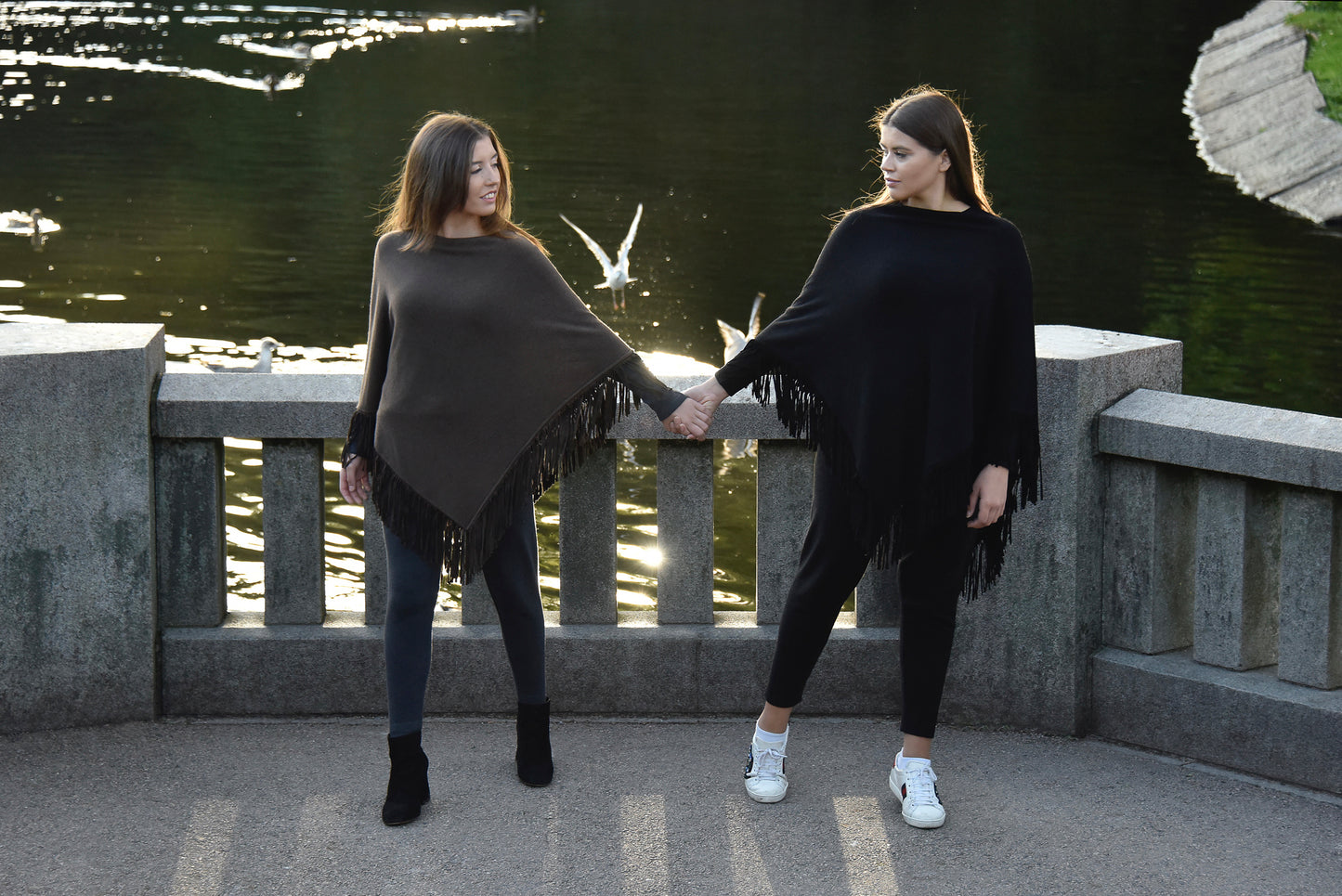 Cashmere poncho with fringe black