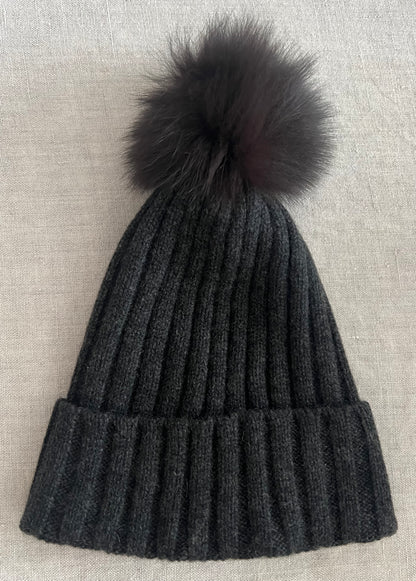 Cashmere beanie with fur pom pom dark grey