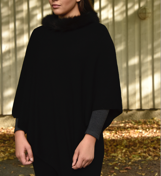 Cashmere poncho with fur collar.black