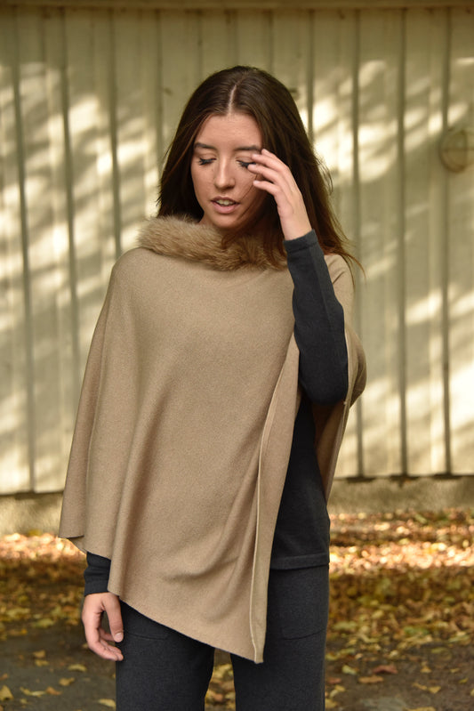Cashmere poncho with fur collar.camel