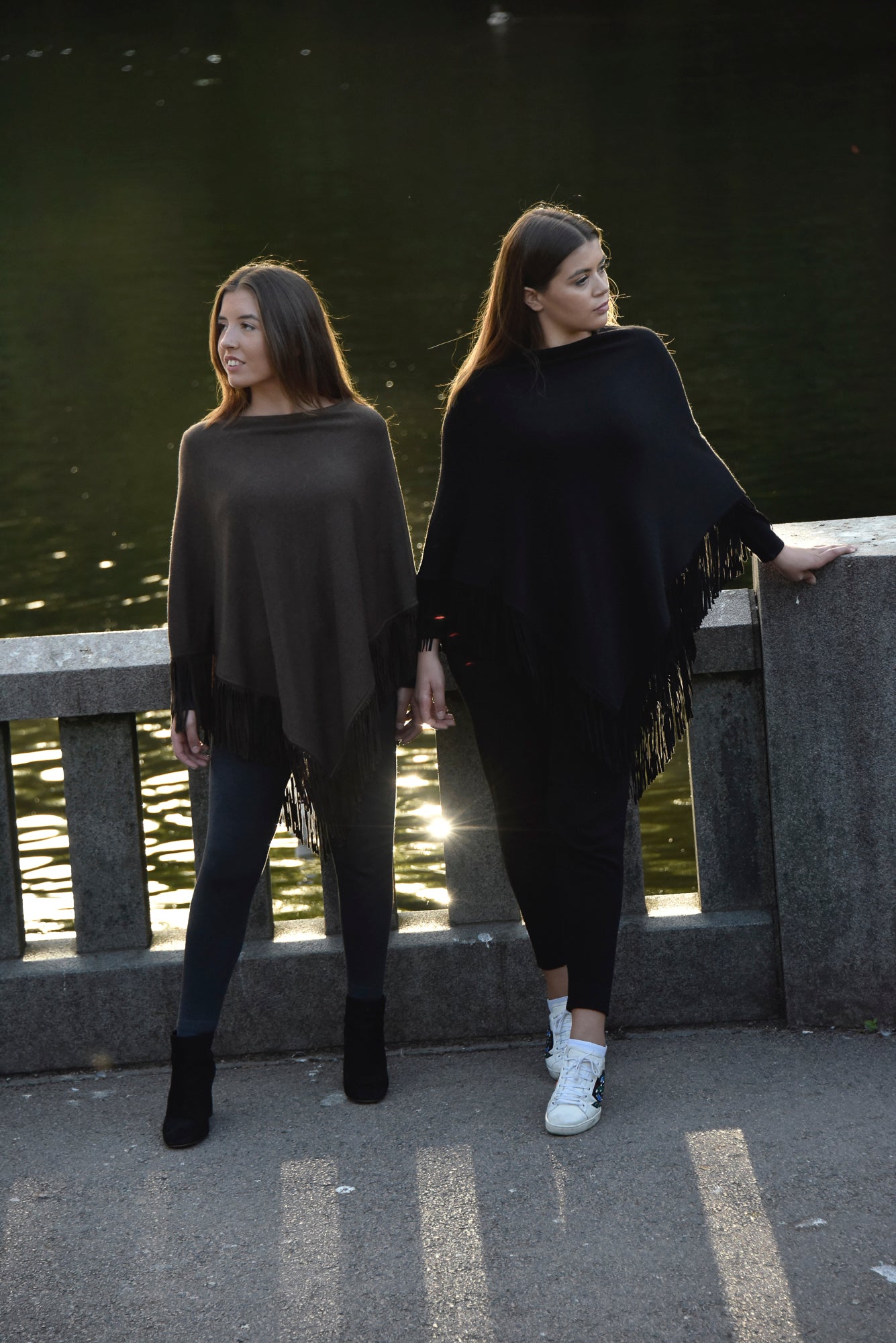 Cashmere poncho with fringe brown