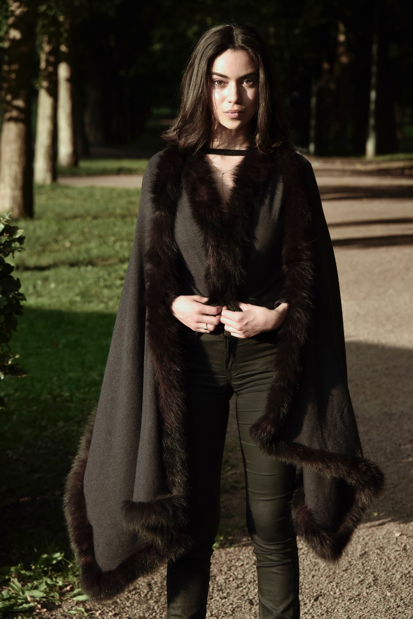 Cashmere shawl cape with fur black